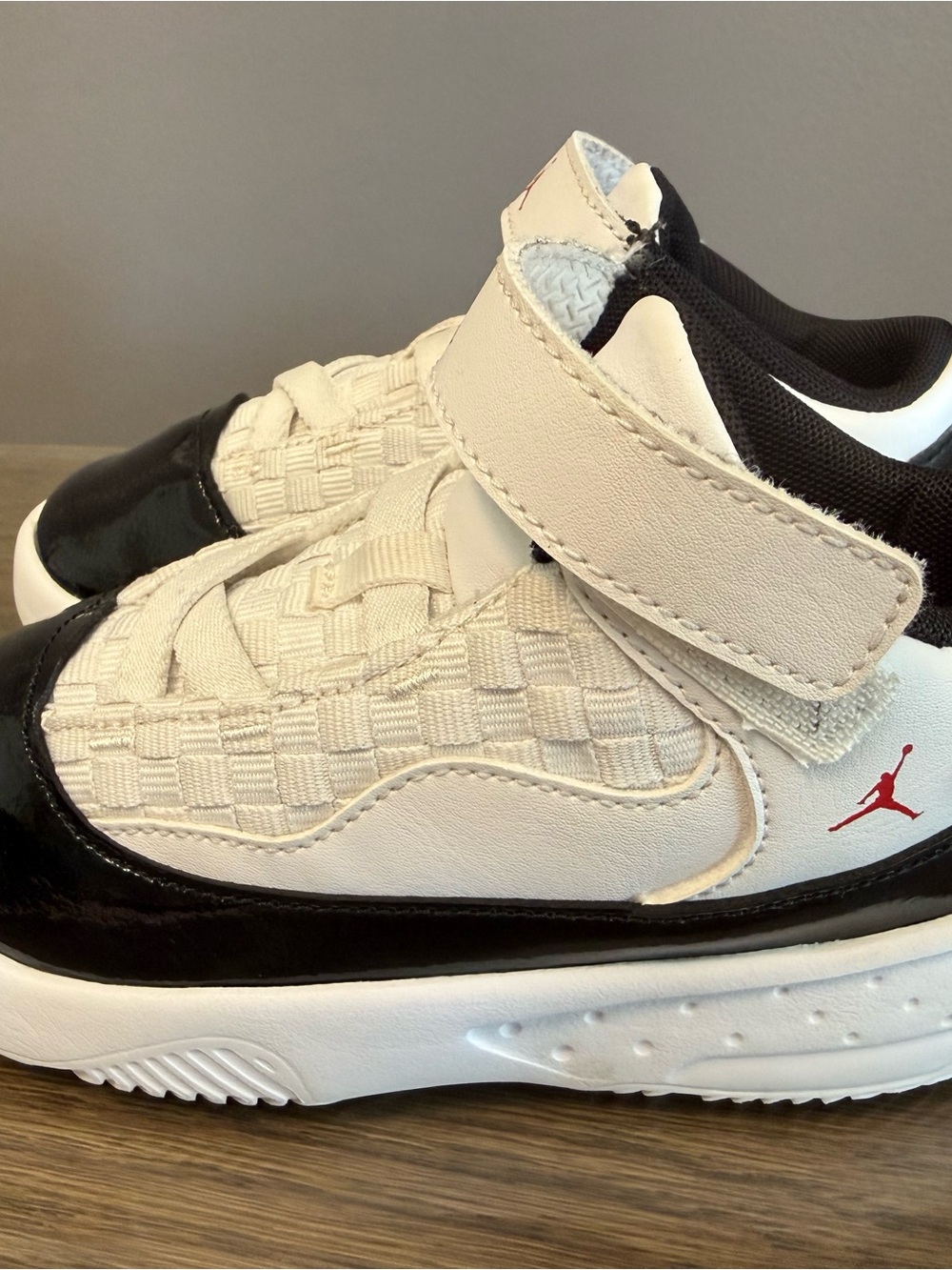 Air Jordan toddler Max Aurora 2 sneakers size 9c